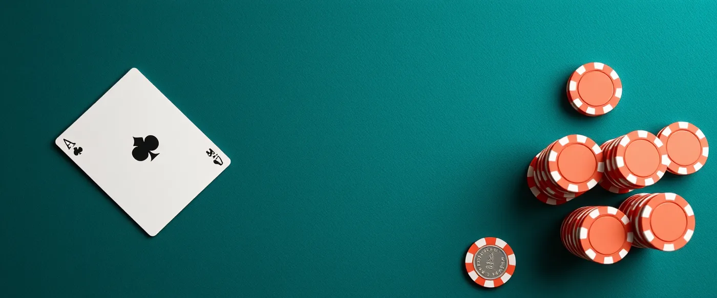 Table de blackjack, un as, un roi et des jetons